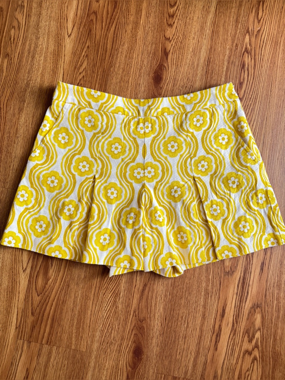 Trina Turk Pocketed Abalone Short in Sunshine Yellow💛